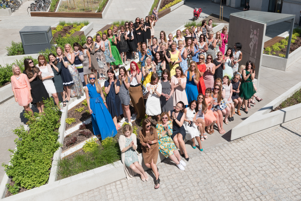 KLEIDIPÄEVA AUKS! 70 Baltika naist riietusid rahvusvahelise kleidikandmise päeva puhul kleitidesse